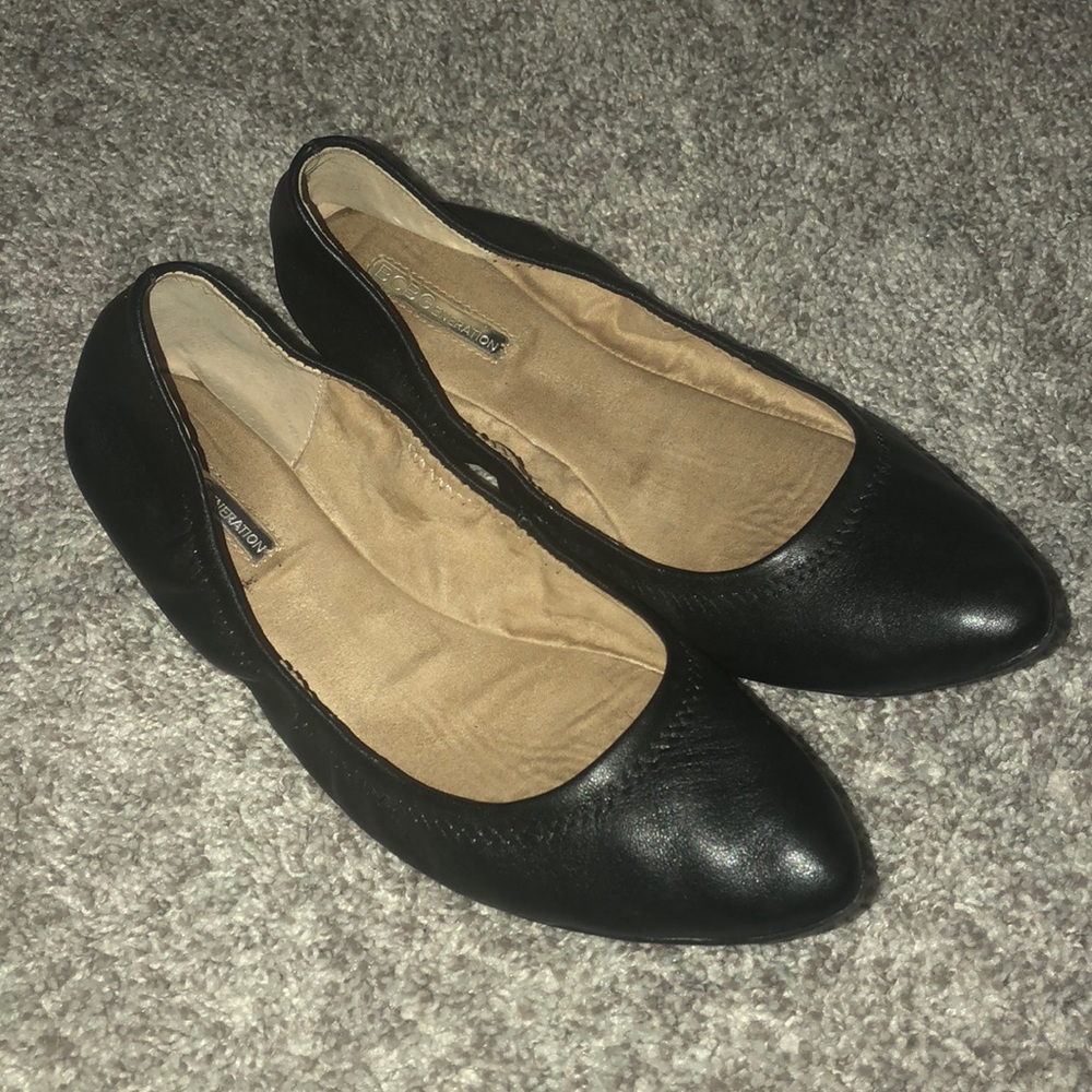 BCBG Pointed flats